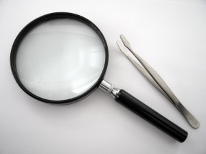 Magnifying_glass_and_Stamp_tong